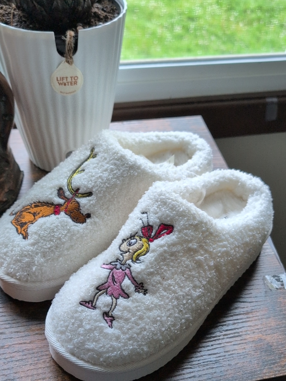 Aerie Dr. Seuss The Grinch Cindy Lou Who Slippers Size 7